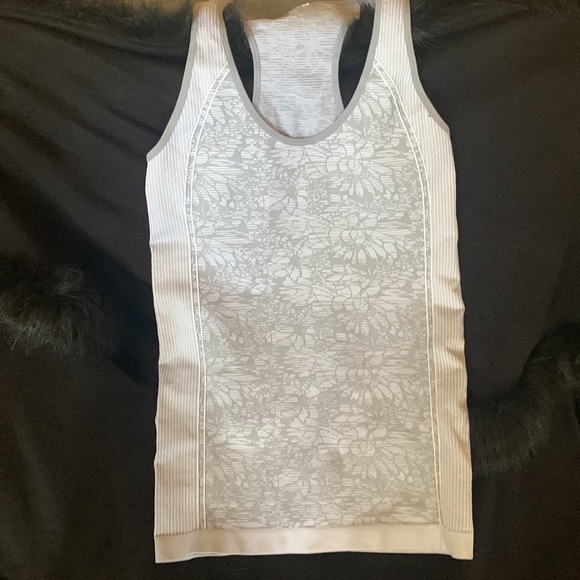 Fabletics workout top. Excellent condition. Size Med. Super cute - Picture 1 of 6